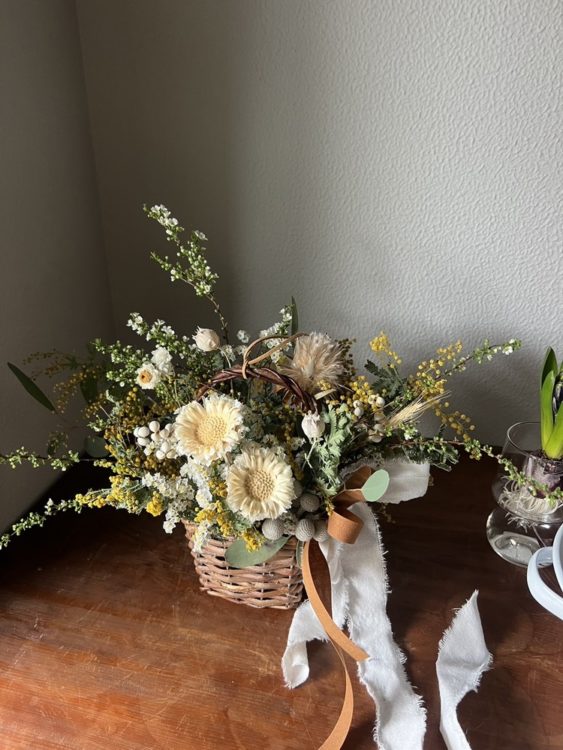 ②リボンで可愛くミモザの壁飾り