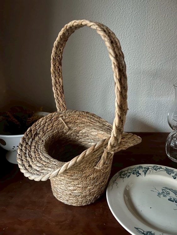 ②ナチュラルバスケットと花束