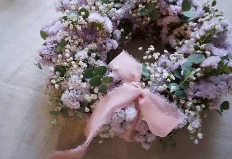 ③スターチスとグリーンのリース