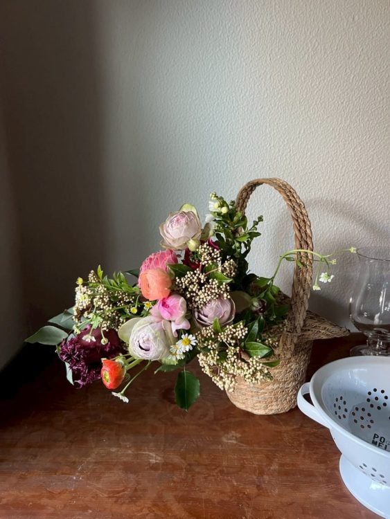 ②ナチュラルバスケットと花束
